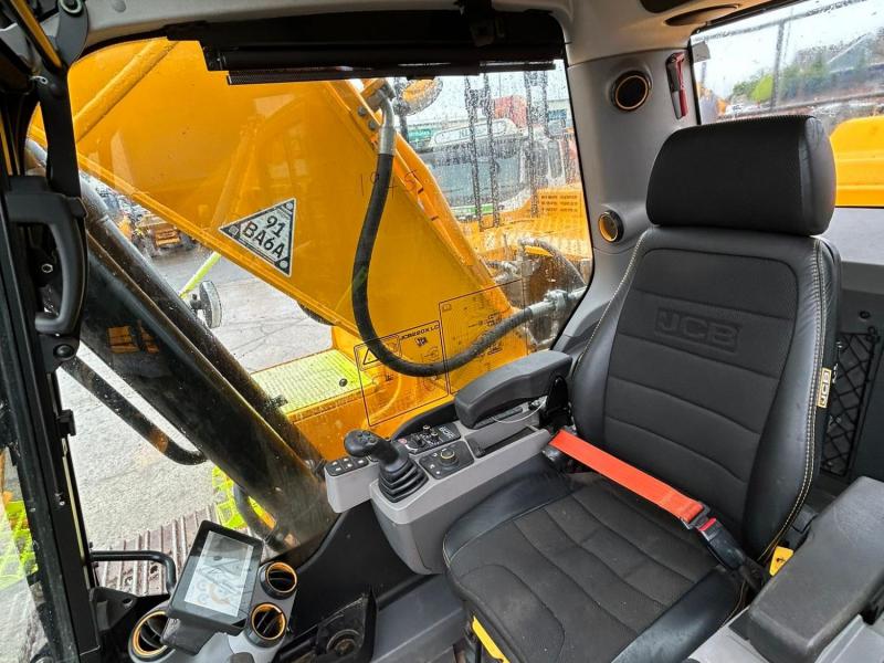 JCB 220X