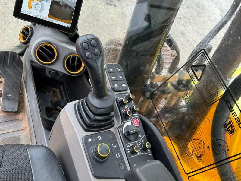 JCB 220X
