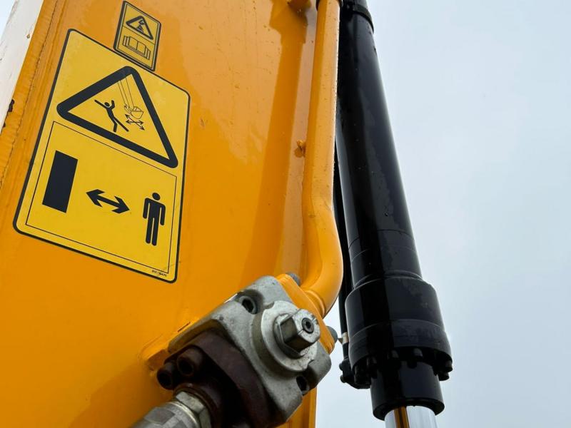 JCB 220X