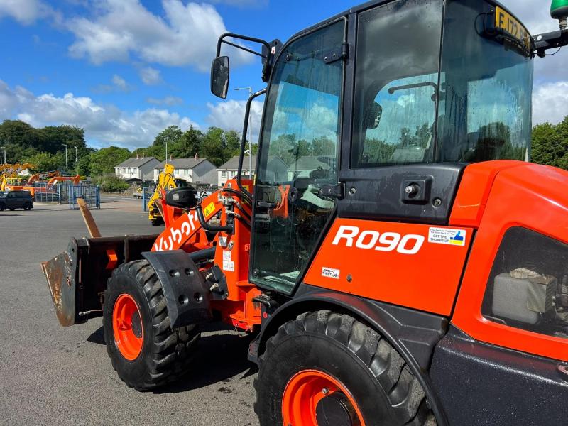 Kubota R090 Bucket / Forks / AC