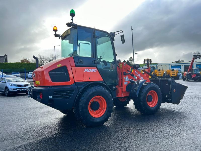Kubota R090 Shovel