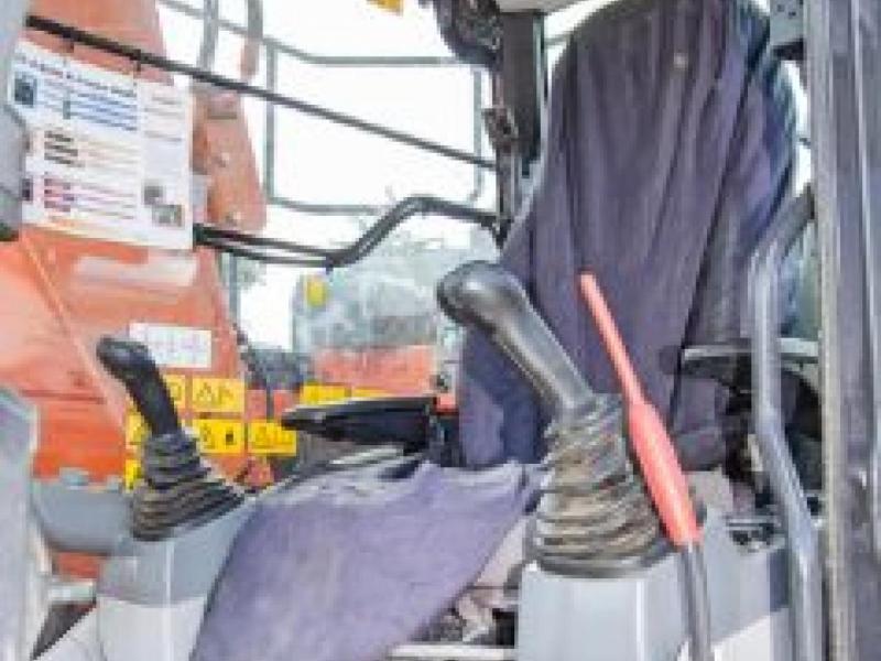 Hitachi ZX135 US-6