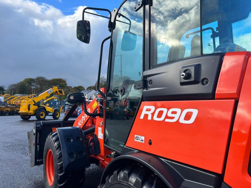 Kubota R090 Shovel