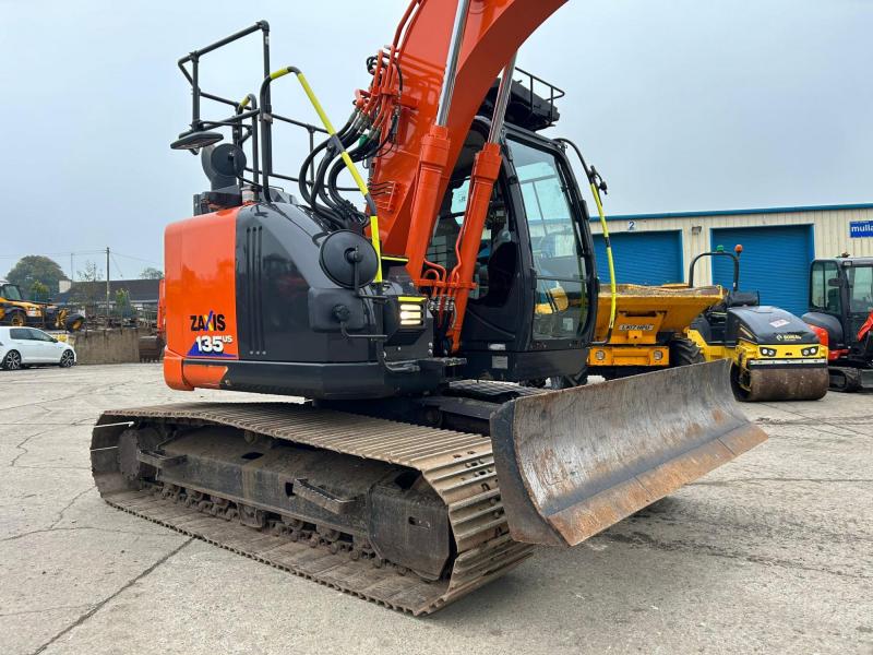 Hitachi ZX135 US-6 Blade