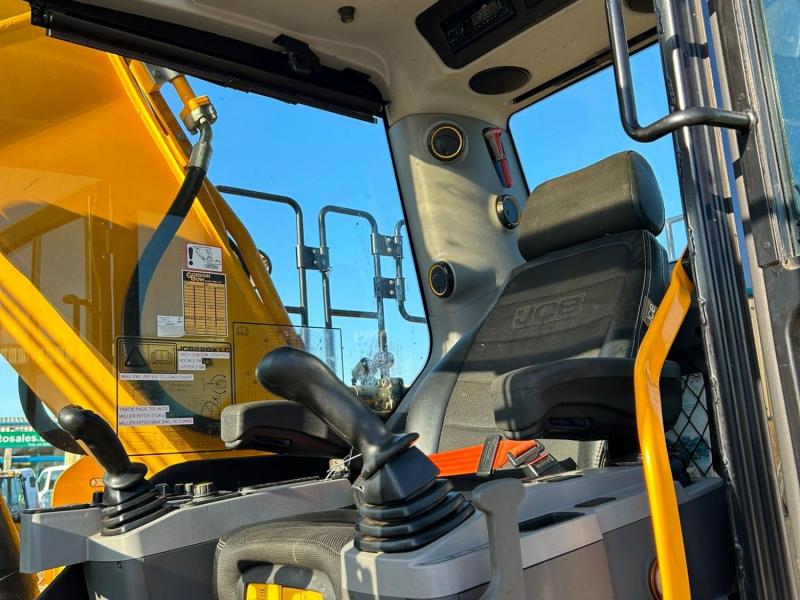 JCB 220X