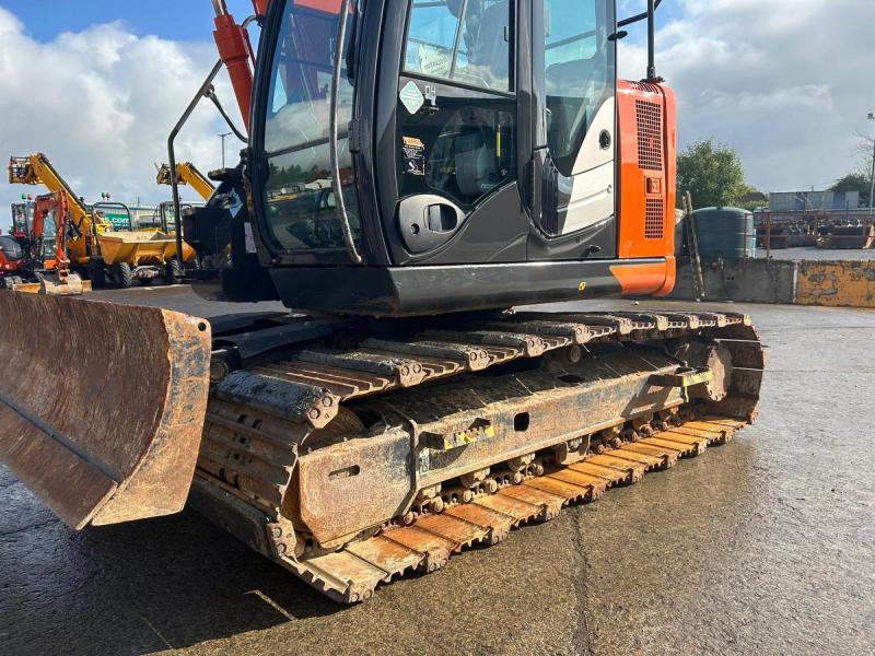 Hitachi ZX135 US-6 Blade