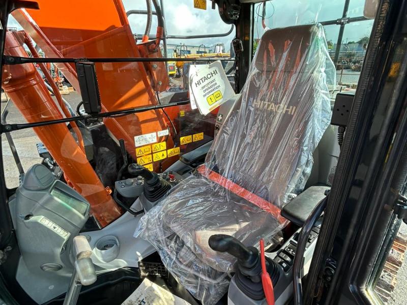 Hitachi ZX135 US-6 Blade